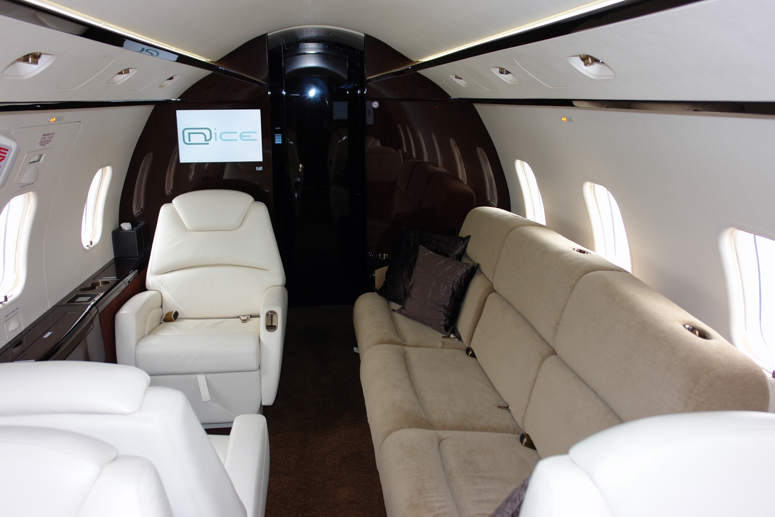 bombardier-challenger-300-private-jet-global-jet